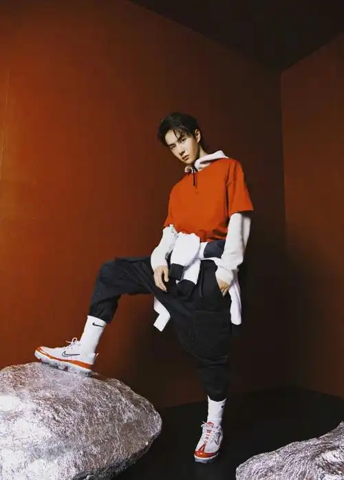 王一博再次解锁开季刊,造型惊艳帅出新高度,长卷发似漫画男主_袜子