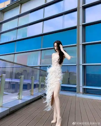 迪丽热巴一身白色镂空羽毛裙大秀长腿细腰女人味十足