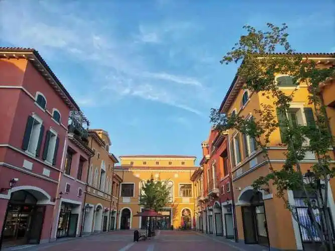 枫叶小镇奥特莱斯-"枫叶小镇奥特莱斯位于哈尔滨松北高新技术产.