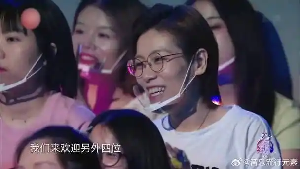 刘宇宁是气氛担当,他一开口,台下女粉丝都尖叫不停_新浪新闻