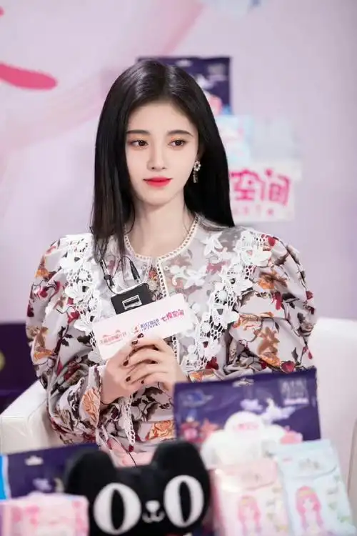 鞠婧祎超话jjy#鞠婧祎#jjy#鞠婧祎魏枝#    "我知道我的粉丝喜欢我笑