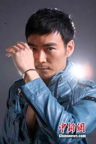 组图:焦恩俊完美写真展示男人味