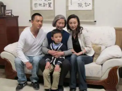 被称为"慈禧"专业户,74岁荣获影后,今女儿却是国人的骄傲?_吕中曾