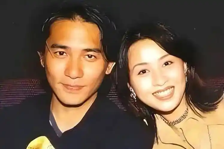 无良媒体公开了刘嘉玲被迫拍下的照片,轰动一时,梁朝伟,张国荣,梁家辉