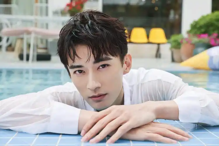 刘学义白衬衫写真 白衬衫造型慵懒又清新 学长真的太帅了……_高清