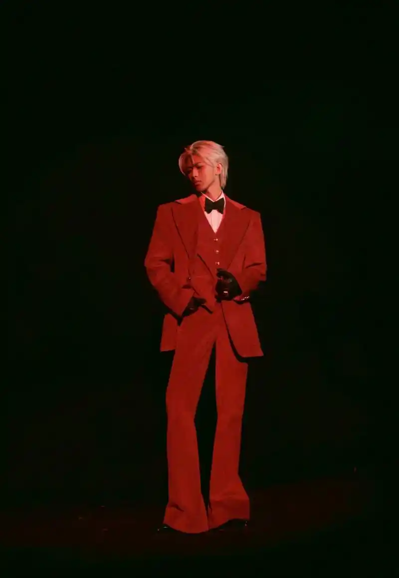 娱乐最前沿# #蔡徐坤#  蔡徐坤金发红衣梯子上一趟帅气逼人[滑稽] 有