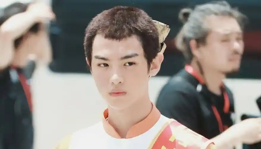 黄明昊"寸头"亮相,发型撞脸王源,以为真成精神小伙_短发_小贾_节目