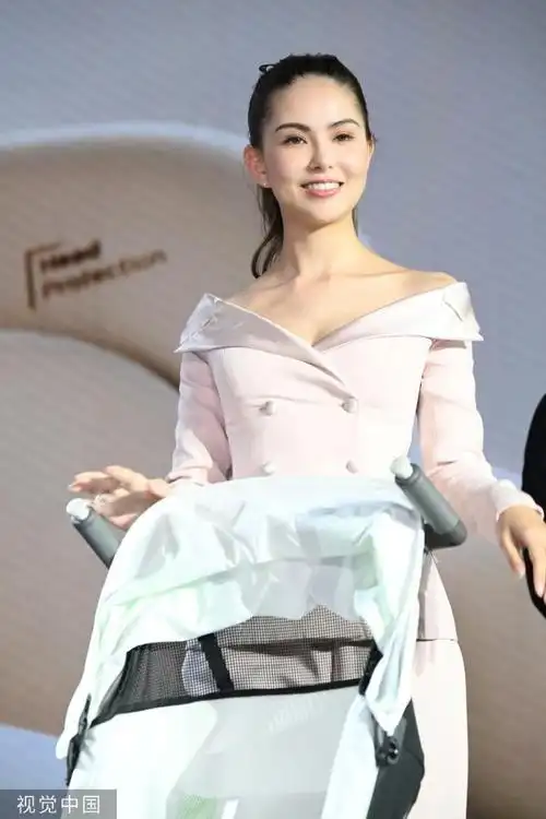 昆凌高马尾出席活动 露肩套装优雅大方