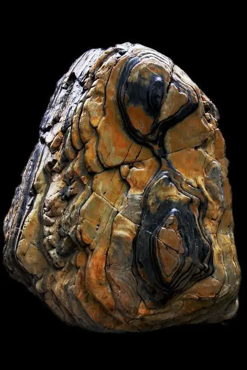 贵州一人发现一块奇怪的石头,层层叠叠的像是剥洋葱