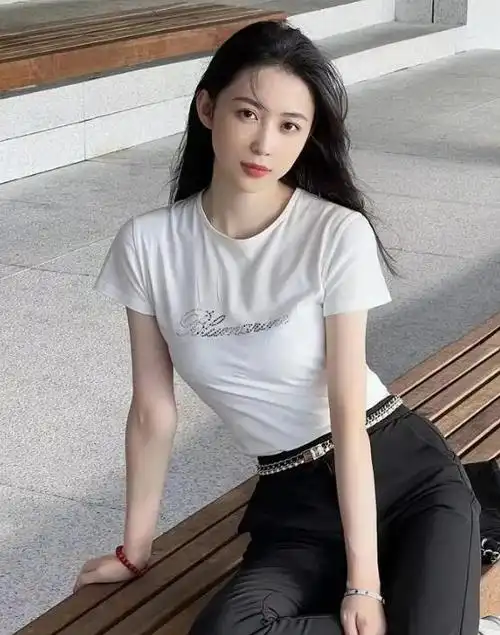 潘玮柏妻子宣云分享生活美照对镜露甜笑气质温柔