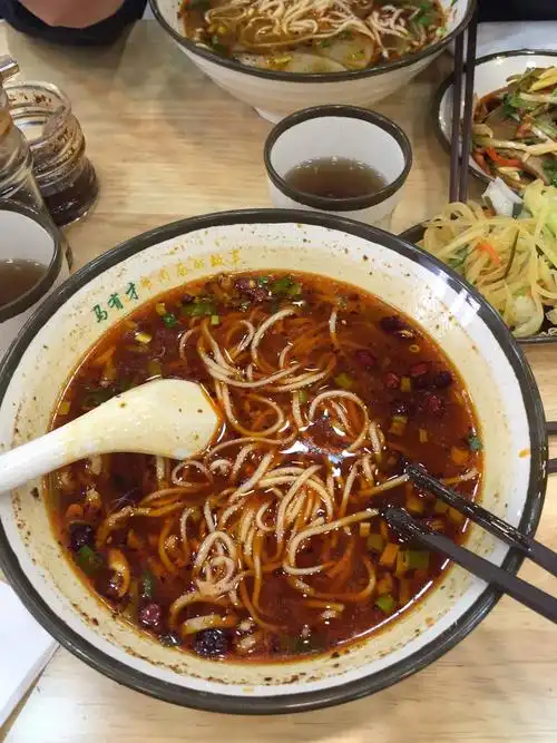味道不错,还有免费的红枣茶,这次尝试了鸡丝麻辣面,可以