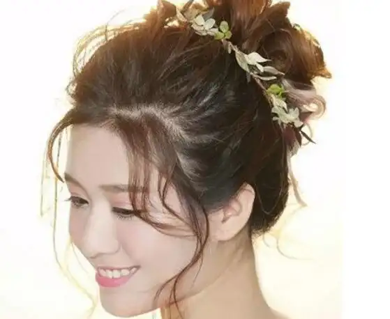 简单的宴会女生盘发发型 高贵又优雅