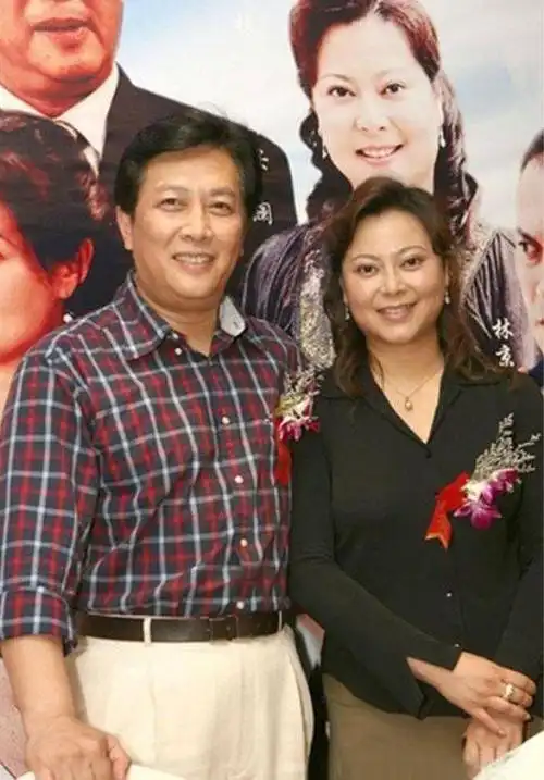 演员壮丽嫁给大12岁唐国强连生两子现如今一家五口其乐融融