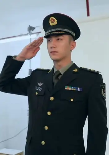 黄景瑜李沁军装柔情亲爱的戎装曝定妆照狙击少女心