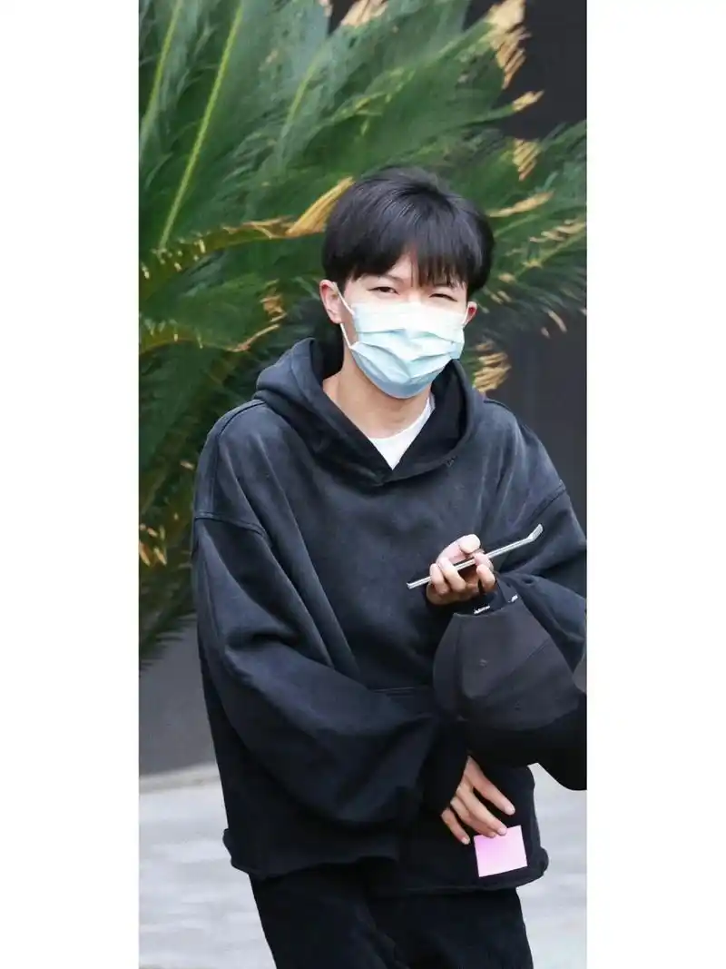 周深壁纸215668156691566刚睡醒的素颜小奶猫