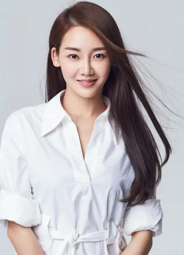 郑恺妻子苗苗机场路透,冬日穿搭令路人惊叹