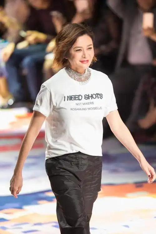 关之琳气质就是好,一身简单舒适穿搭 短发,就格外减龄又时髦