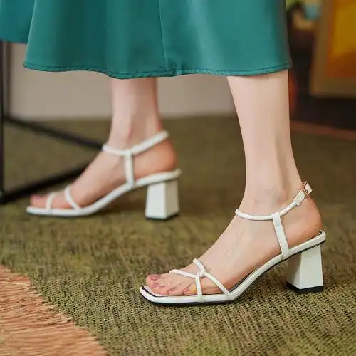 2021年新款夏季仙女风粗跟凉鞋女一字扣带露趾简约时尚罗马高跟鞋