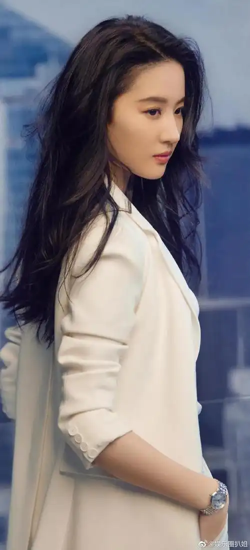照片中的刘亦菲的素颜依旧太耐打啊,不愧是神仙姐姐!