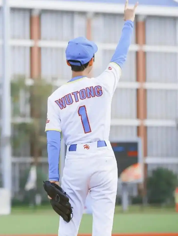 "是一号王牌投球手,是七号游击手,是十一号捕手,是巨星王俊凯 - 抖音