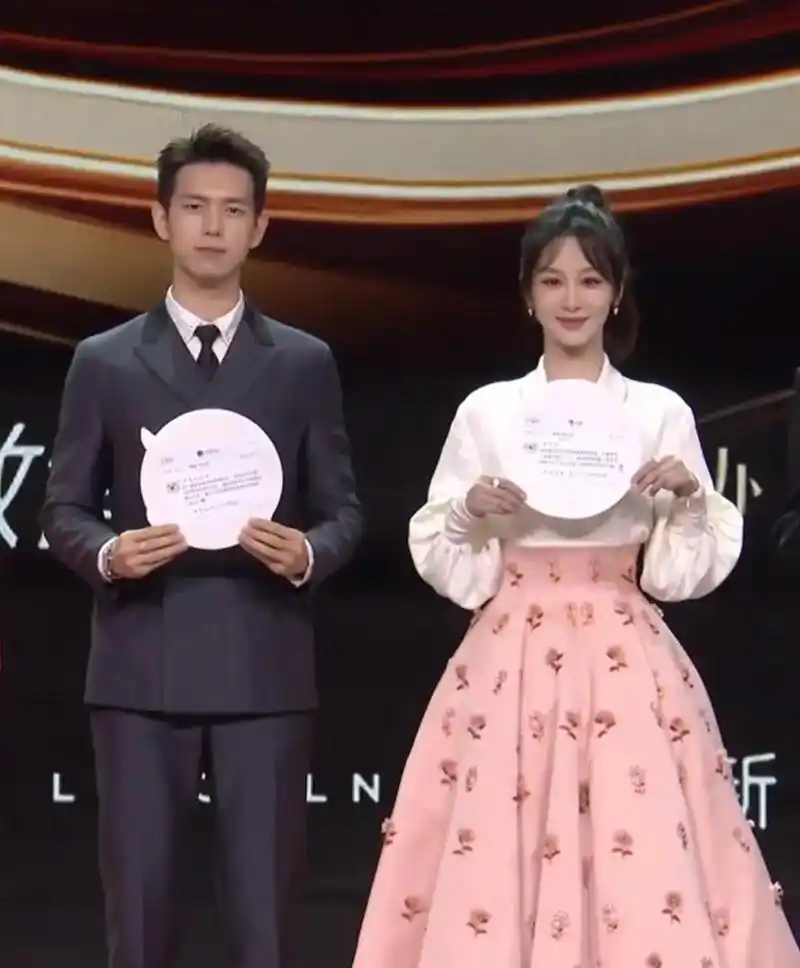 微博之夜合体.#李现杨紫 #希望他们越来越好 #定格美好瞬间 - 抖音