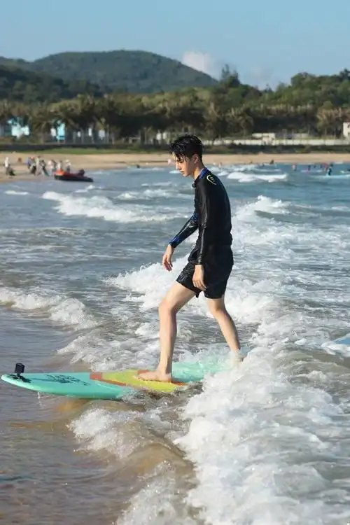 乘风破浪的哥哥!王一博海边冲浪身姿矫健