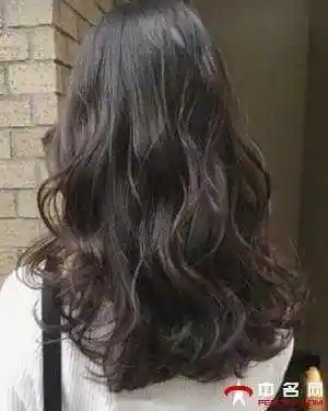 2019年流行的中长发烫发,中长发的发尾经过多层次修剪,很个性时髦的呢