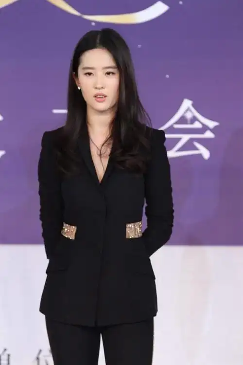 刘亦菲:西服套装水钻尖头鞋,靓丽青春_腾讯新闻