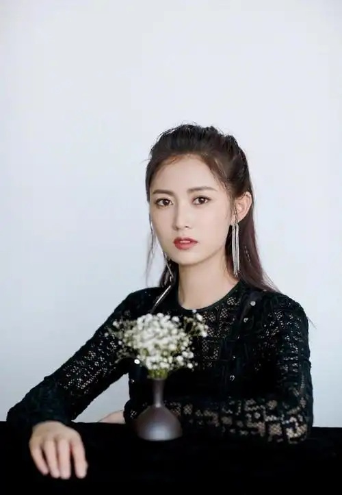 人气女星陈钰琪黑色镂空裙写真大片