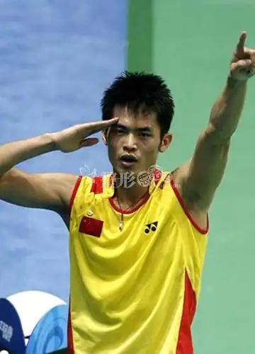 就凭林丹哥哥这一套笔挺的西服装,大油头,绝对诠释