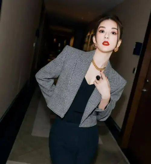 方媛现身活动搭配大牌明星范儿气质超好露纤腰秀好身材