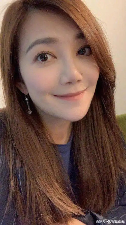 现在的梁静茹比留短发时看起来更加漂亮