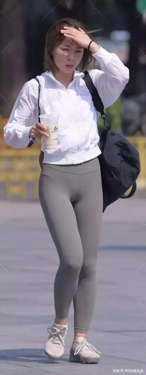 半身裙风靡的潮流打扮,更好地显露女性完美身材的魅力