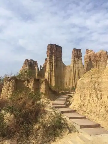 元谋的特色土林之一,距离高速公路站有38公里,因为远和开发晚,人工的