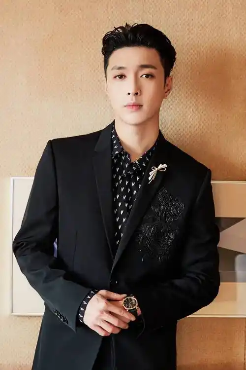 粉丝接机认错张艺兴,路人高挑气质好,他却被嘲含胸驼背更像路人