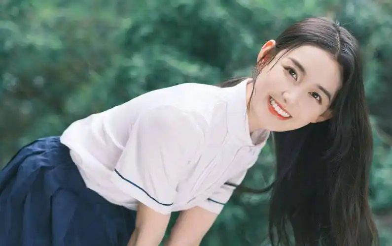 蒋依依学生装长发飘飘青春活力写真_笑容_照片_短裤