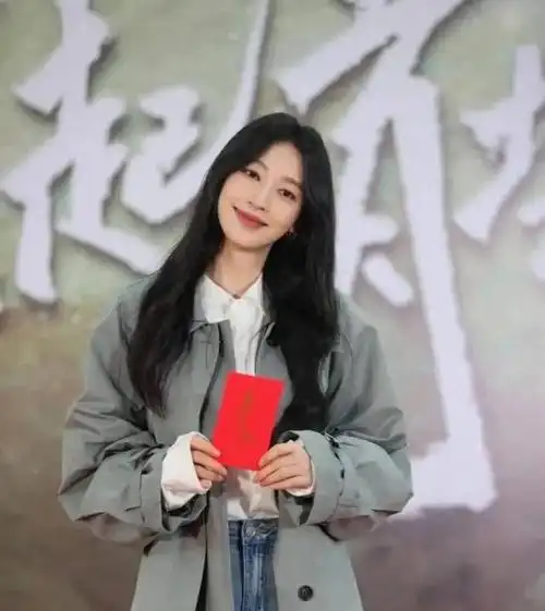 张俪在《枭起青壤》开机仪式上的穿搭,"风衣 牛仔裤",太绝了