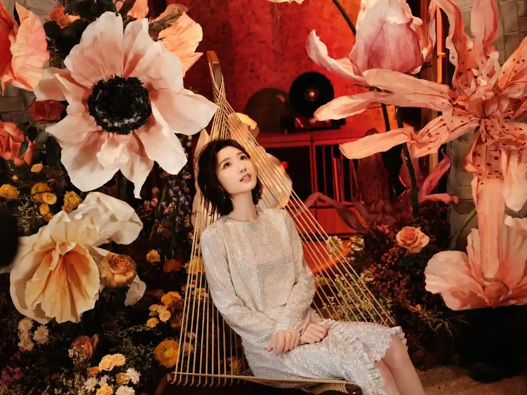 毛晓彤 透明一字带高跟凉鞋[爱你][爱你] #毛晓彤