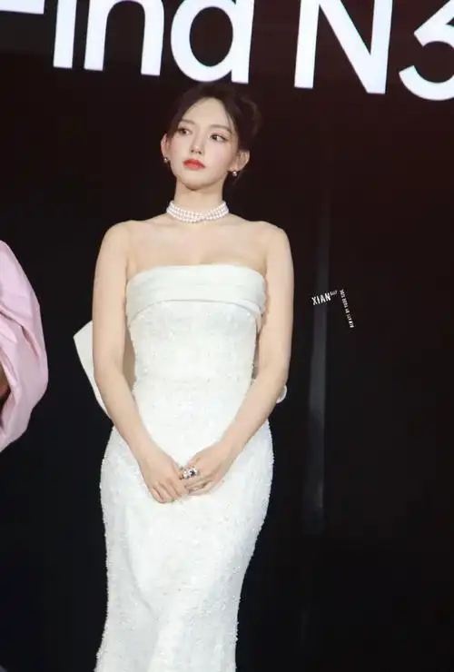 程潇白色抹胸长裙优雅大气