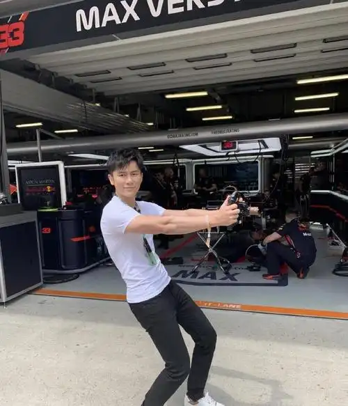 李晨晒照大秀身材,穿紧身白t胸肌藏不住,网友:比以前更帅了