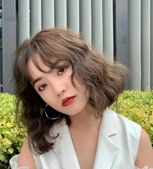 给人一种随意温和的感觉,暖到心窝里的发型!