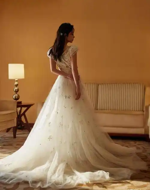 谭松韵冬日造型大片,一袭轻柔纱裙,展现优雅淡然的美丽姿态_亮片_配饰