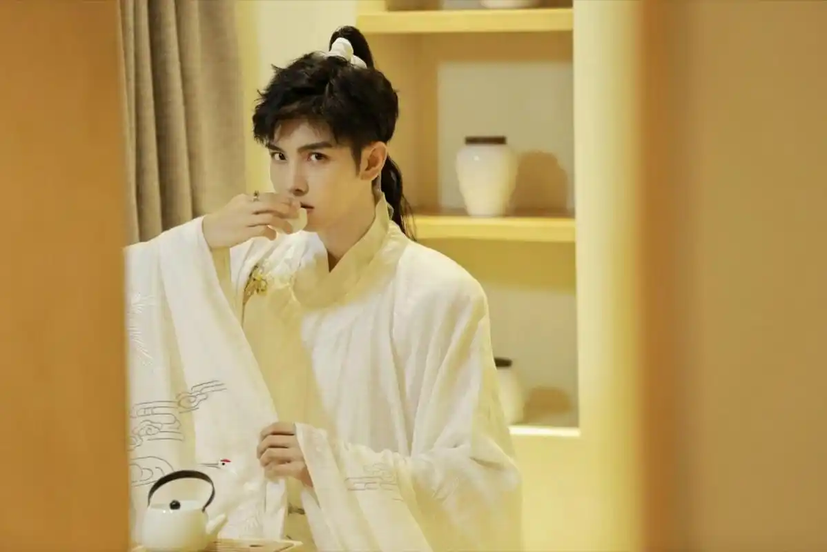 郑繁星穿汉服帅出圈,清冷又温柔,网友:长得跟蓝湛越来越像了