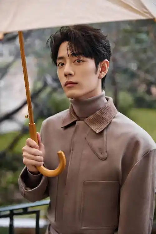 肖战米兰看秀回国,两家奢侈品牌全球代言人,妥妥的端水大师_作品_价值