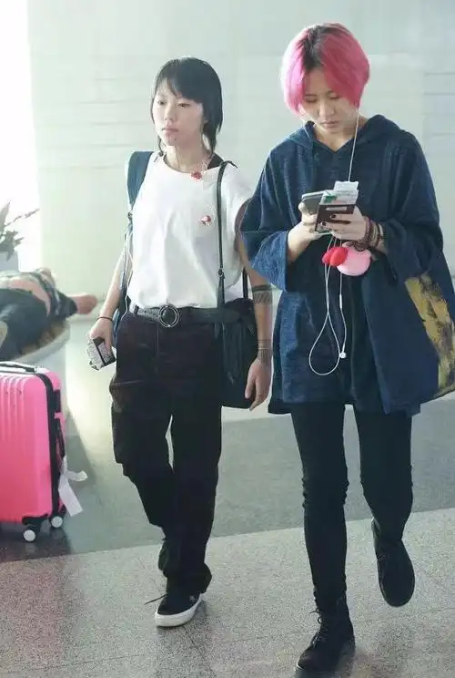 窦靖童本身身高优势并不明显,所以选择将上衣扎进下装中,凸显腰线同时