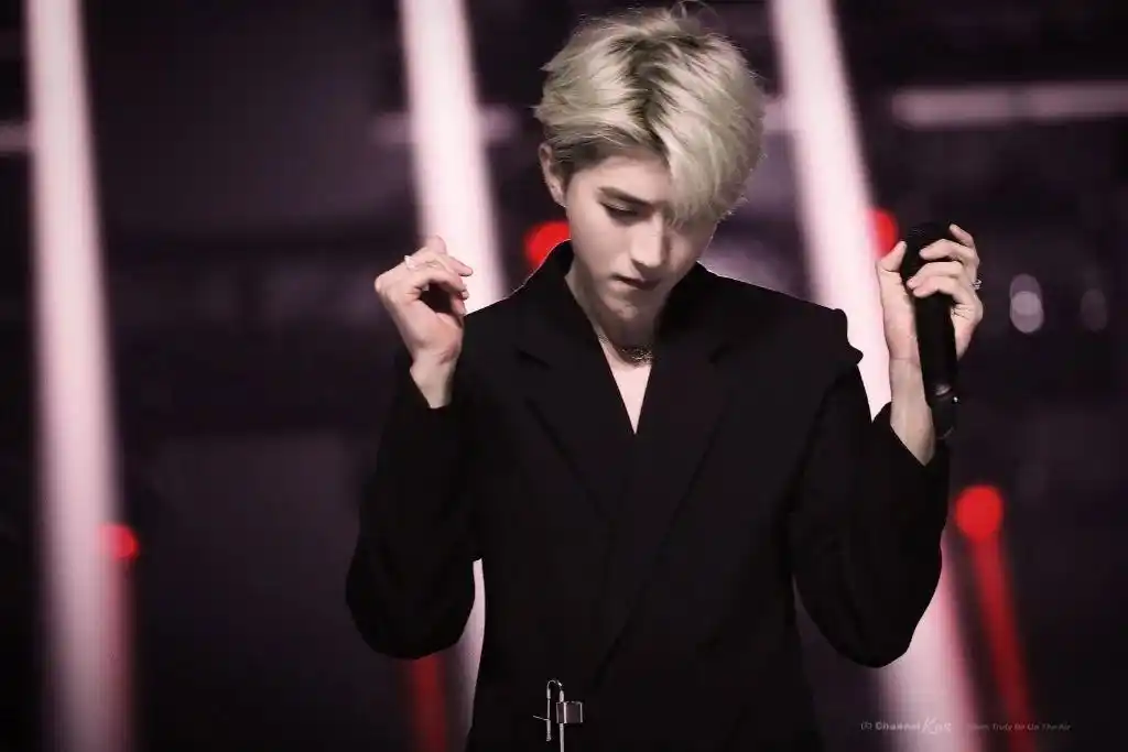 蔡徐坤壁纸他唇角漾出好看的弧度黑曜石的眼睛里有着柔柔的光