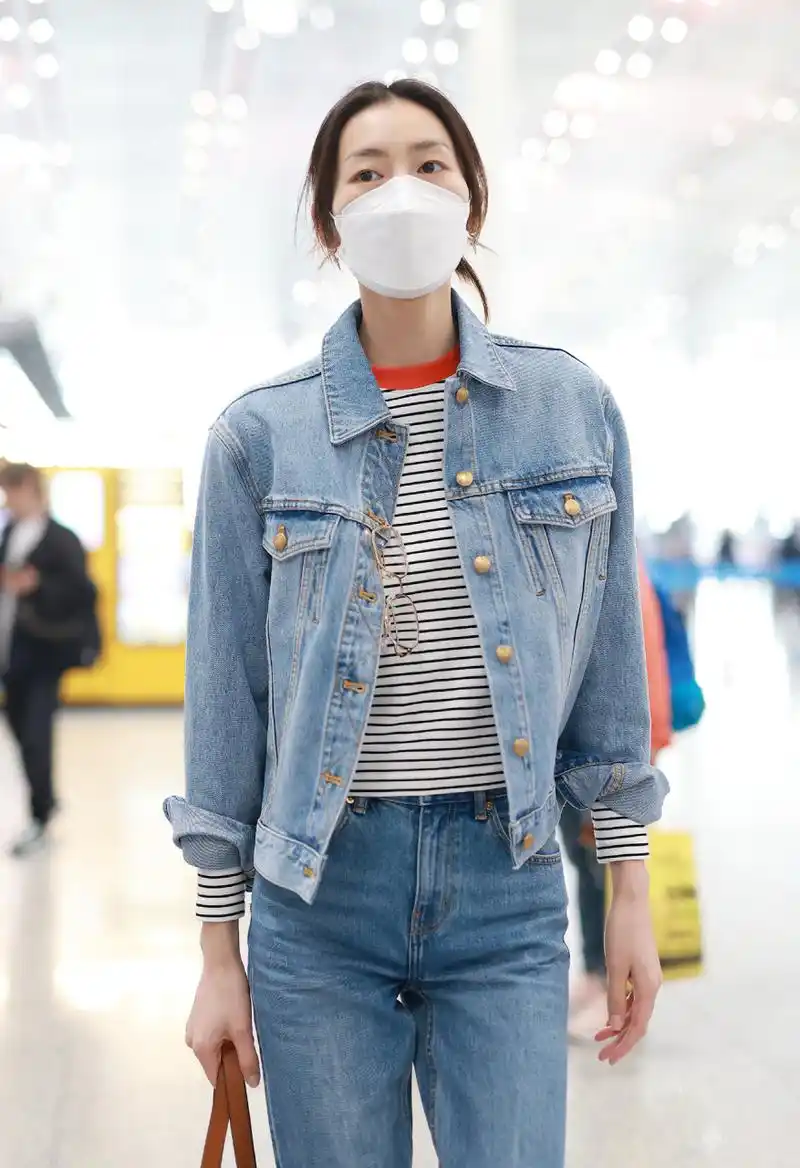 大表姐刘雯机场牛仔套装街拍!