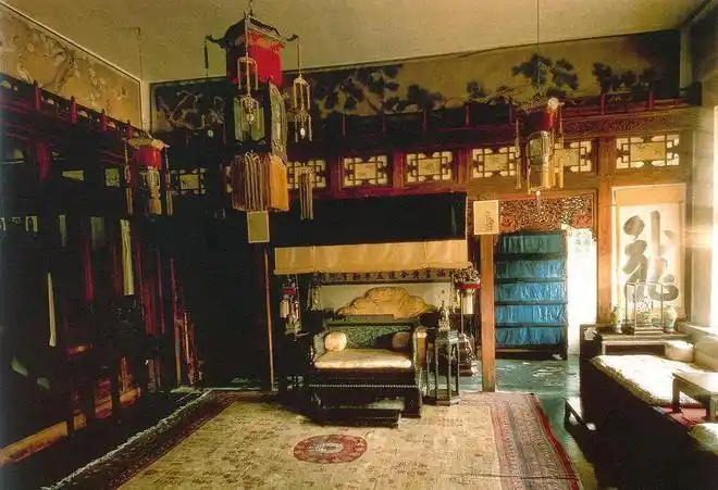 古时候皇宫寝殿的床那么窄怎么容下皇帝和妃子两个人休息的