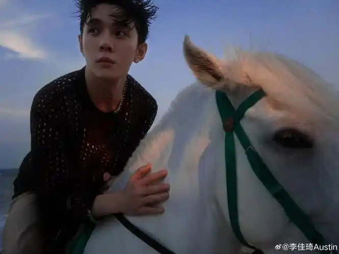 李佳琦发布海边写真大片,身穿针织老头衫,胸肌若隐若现……__财经头条