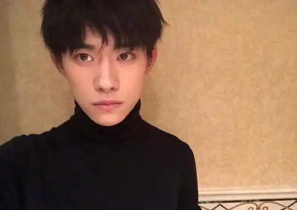 240208粉丝热议易烊千玺素颜亮相自然魅力引无数赞叹